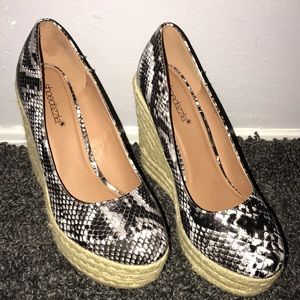 NWOT SNAKESKIN WEDGES